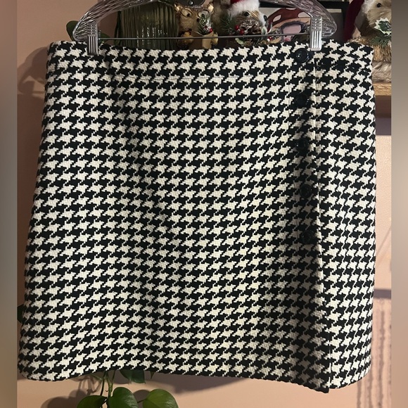 Vince Camuto Dresses & Skirts - Vince Camuto Black and White Houndstooth Skirt NWOT